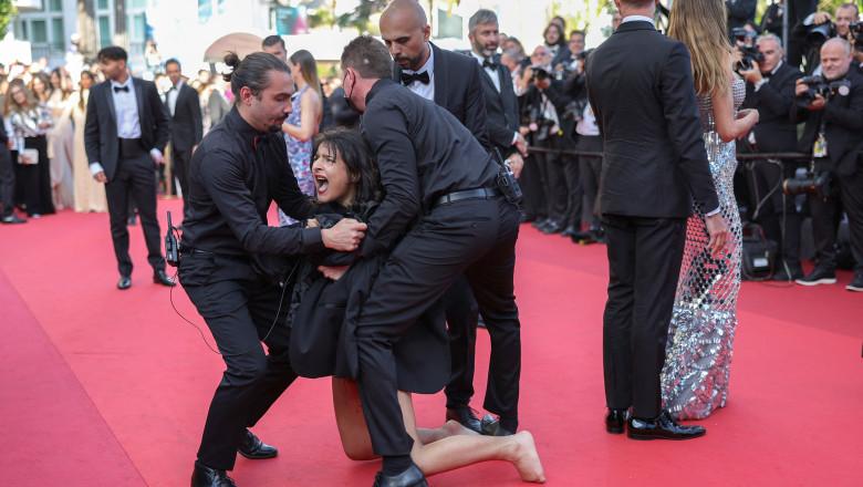 /FOTO/ Protest pe covorul roșu la Cannes. O femeie dezbrăcată a manifestat împotriva violurilor comise de soldații ruși în Ucraina