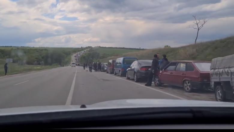 /VIDEO/ Rușii blochează de 4 zile un convoi de peste 1.000 de mașini cu civili ucraineni care încearcă să fugă în Zaporojie