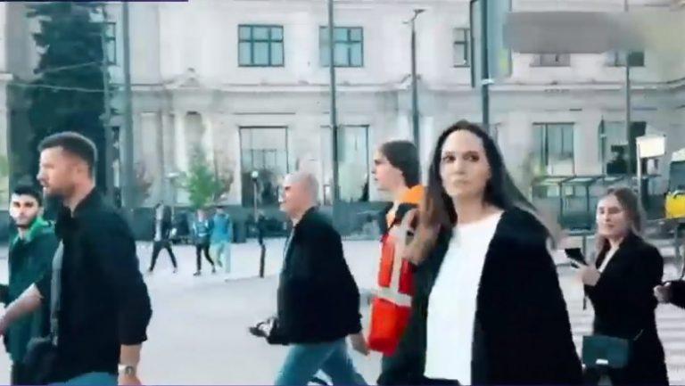 /VIDEO/ Raiduri aeriene la Lvov: Momentul în care Angelina Jolie este dusă rapid spre un adăpost
