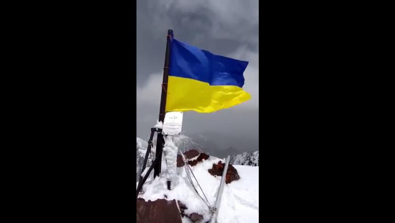 Un alpinist a înfipt steagul Ucrainei pe Vârful Putin din Kârgâzstan. Poliția investighează „actul de vandalism”