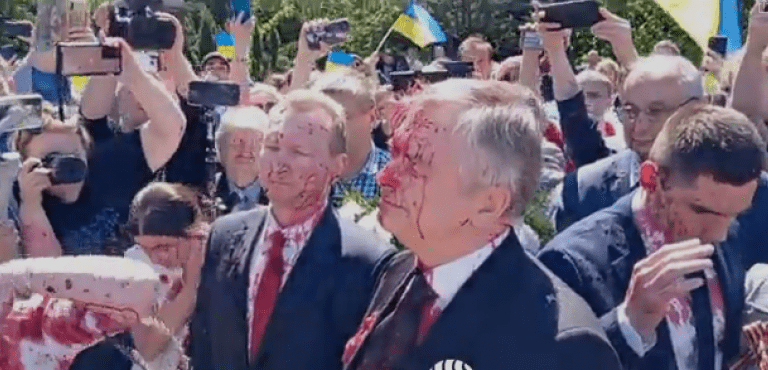/VIDEO/ Ambasadorul Rusiei în Polonia, stropit cu vopsea roșie, în timpul depunerilor de flori