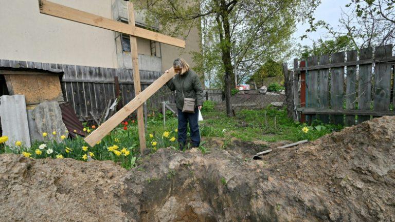O ucraineancă a pus într-o cutie rămășițele soțului ucis de ruși. După ce l-au omorât, soldații l-au transformat în capcană