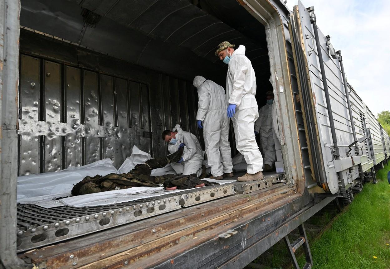 /FOTO/ Tren frigorific plin cu cadavre de soldați ruși omorâți în Ucraina, lăsat în urmă de armata lui Putin. Moscova refuză să îi revendice