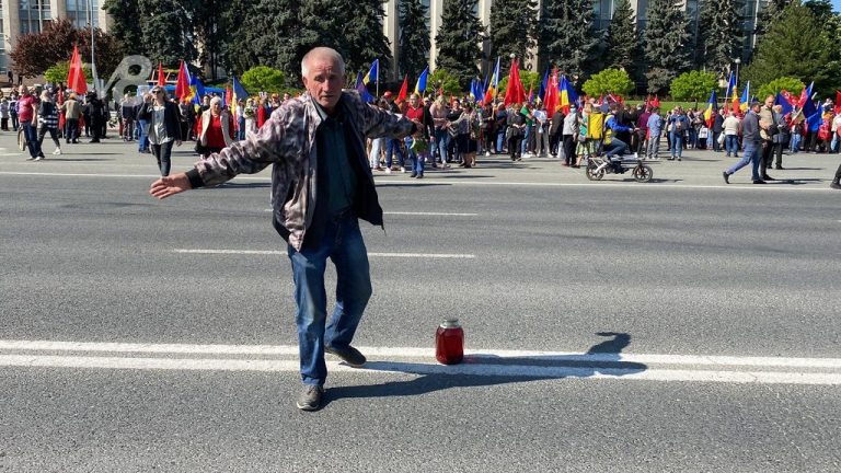 /VIDEO/ Cu borcanul de 3 litri, la Marșul de 9 mai. „Ca să nu vă sfădiți, beți compot de coarne”