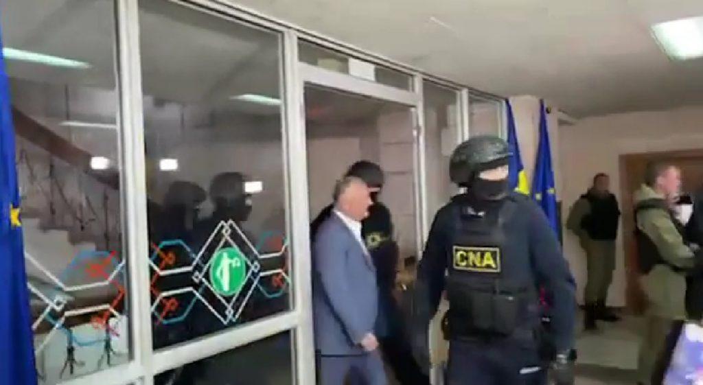 /VIDEO/ Igor Dodon, adus de mascați în fața judecătorilor: „Îmi permiteți să fac declarații?”