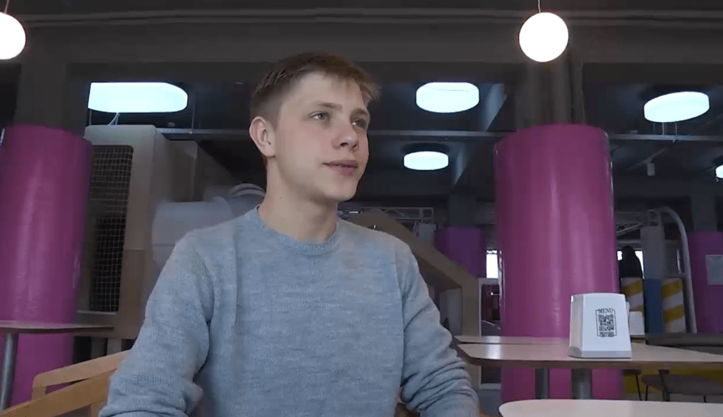 /VIDEO/ Un tânăr din Ucraina, mamă și tată pentru frații mai mici. Părinții lor au fost uciși