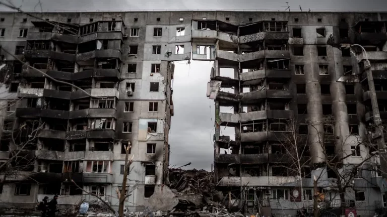 /VIDEO/ Catastrofa se adâncește la Mariupol. Copiii au fost nevoiți să bea apă de ploaie din bălți, de sete