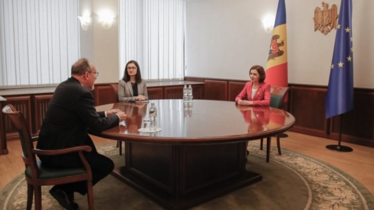 I-a mulțumit pentru „ajutorul generos”. Maia Sandu a discutat cu ES Daniel Ioniță