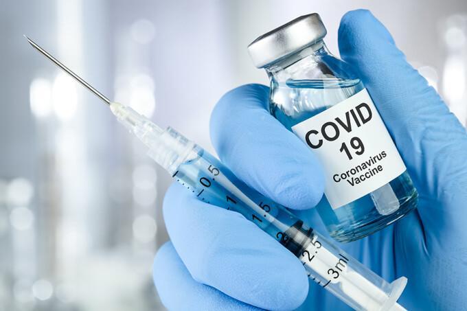 Ce vaccinuri împotriva COVID-19 mai sunt disponibile în țara noastră. Tot ce trebuie să știi despre ele