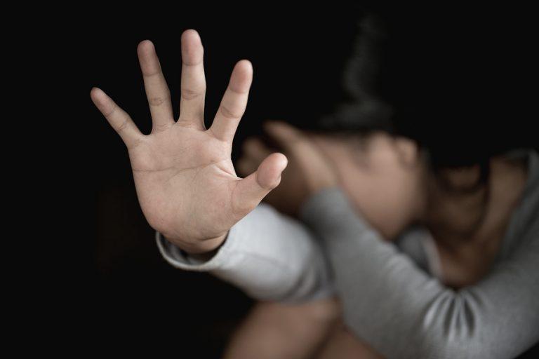 Trei tinere, condamnate la ani grei de închisoare pentru privațiune ilegală de libertate, acțiuni violente cu caracter sexual și șantaj
