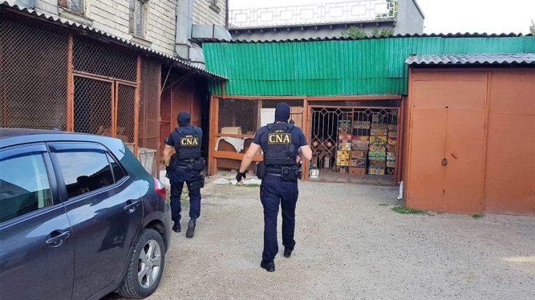 Furau banii destinați alimentației copiilor. Vezi schema șefului unei întreprinderi municipale şi a trei agenți economici, reținuți de CNA