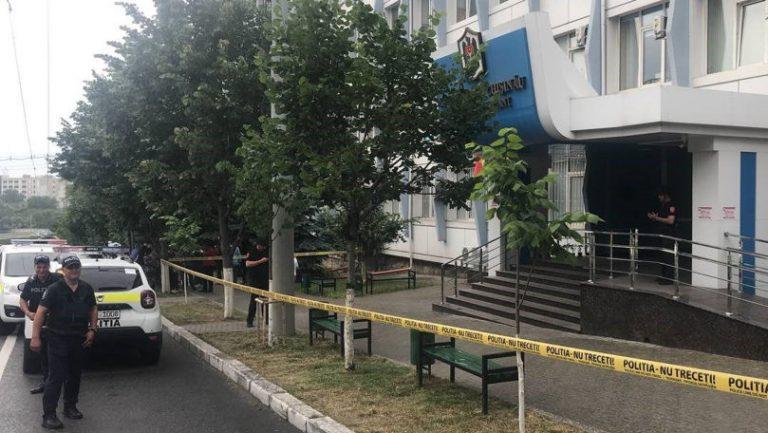 Alertă cu bombă la Judecătoria Buiucani. Toți angajații au fost evacuați