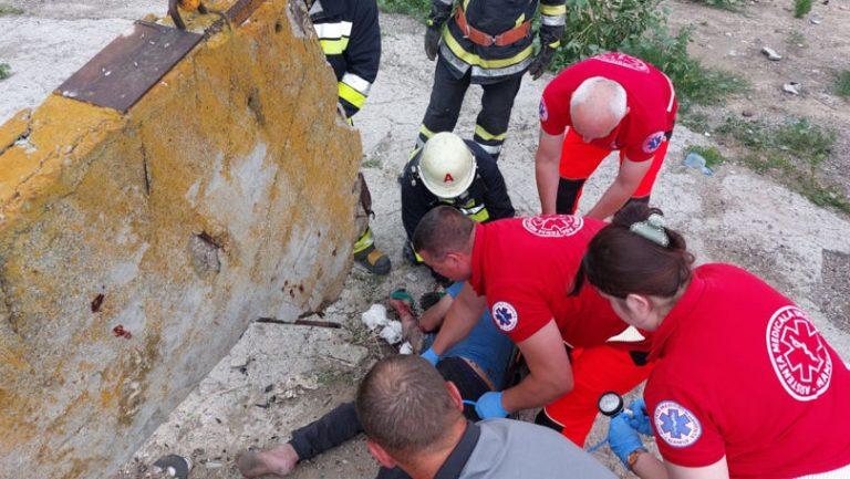 /FOTO/ O placă de beton armat a căzut peste un bărbat din raionul Edineț. Acesta efectua lucrări la o fermă de vaci părăsită