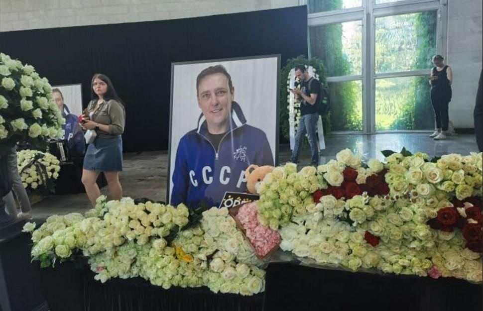Sute de oameni au venit cu trandafiri albi la înmormântarea interpretului Iurii Șatunov