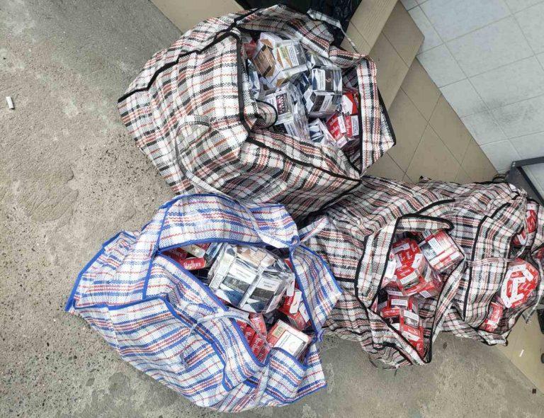 /FOTO/ Au ascuns țigări în tavanul autocarului. Peste 3000 de pachete depistate postul vamal Costești