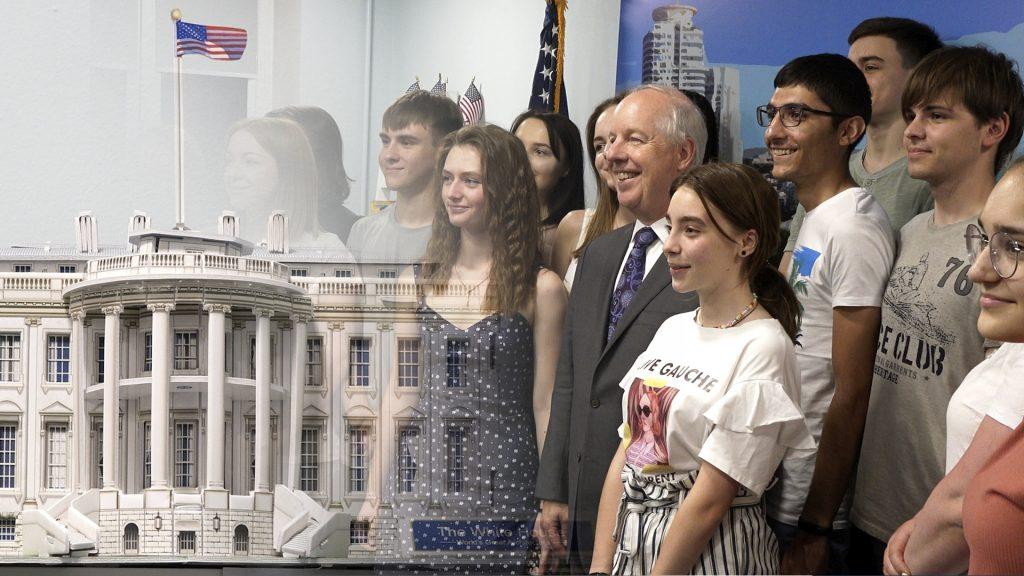 TINERII DIN BĂLȚI CUNOSC CE PREFERĂ SĂ CITEASCĂ AMBASADORUL SUA ÎN MOLDOVA