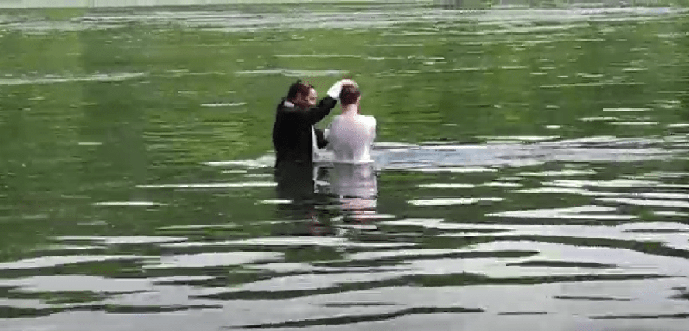 /VIDEO/ Un tânăr din Soroca a fost botezat în Nistru