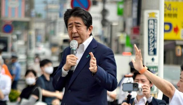 /FOTO/ Fostul premier al Japoniei, împușcat chiar în cursul unui eveniment electoral