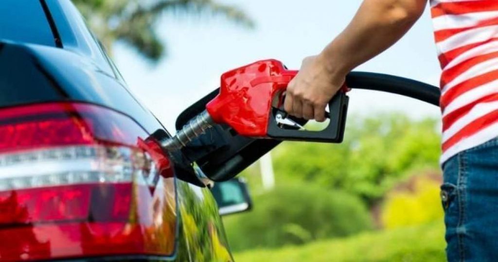 Motorina și benzina se ieftinesc. Noile prețuri stabilite de ANRE