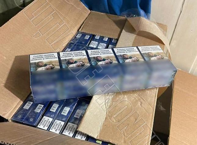 /FOTO/ Țigări și alcool de contrabandă la Briceni. Oamenii legii au efectuat percheziții la patru suspecți