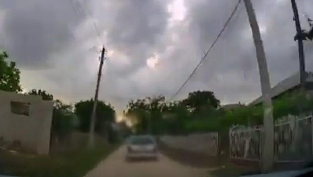 /VIDEO/ Un bărbat de 81 în stare de ebrietate a încercat să fugă de polițiști, dar s-a ales cu dosar penal