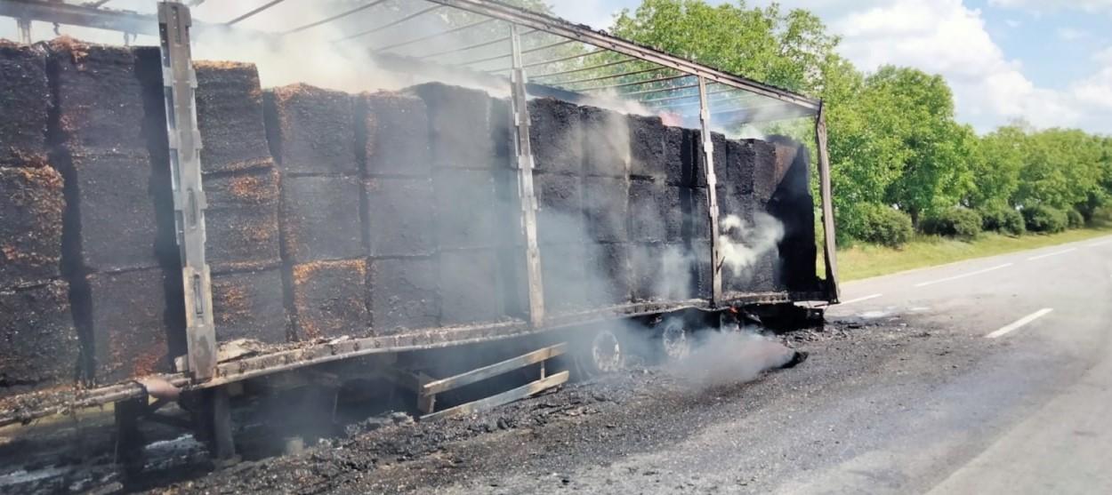 /FOTO/ Un TIR încărcat cu 21 de tone de tutun uscat a luat foc chiar din mers