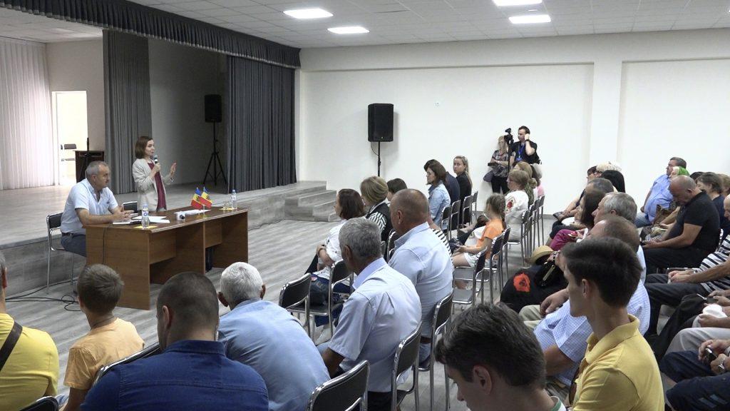/VIDEO/ Maia Sandu în vizită la Răuțel, Fălești. Președinta a răspuns la întrebările oamenilor