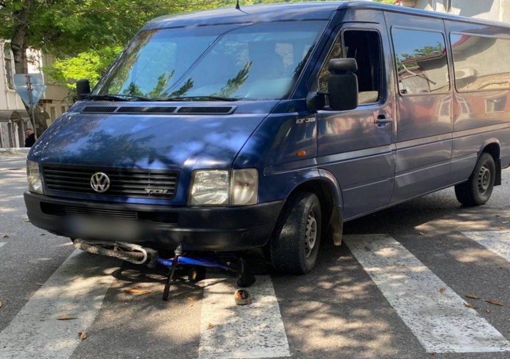 Copilă de 10 ani din Soroca, tamponată de o mașină în timp ce traversa strada cu bicicleta