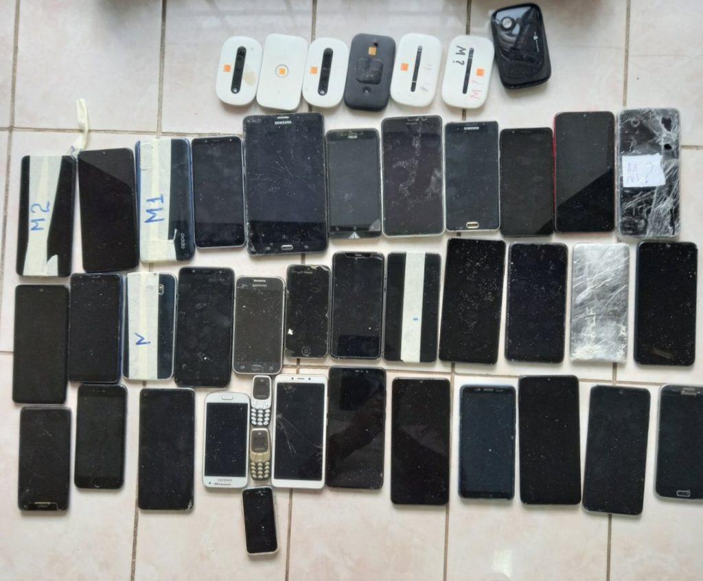 /FOTO/ Telefoane pentru deținuți găsite într-un frigider din penitenciarul de la Rezina