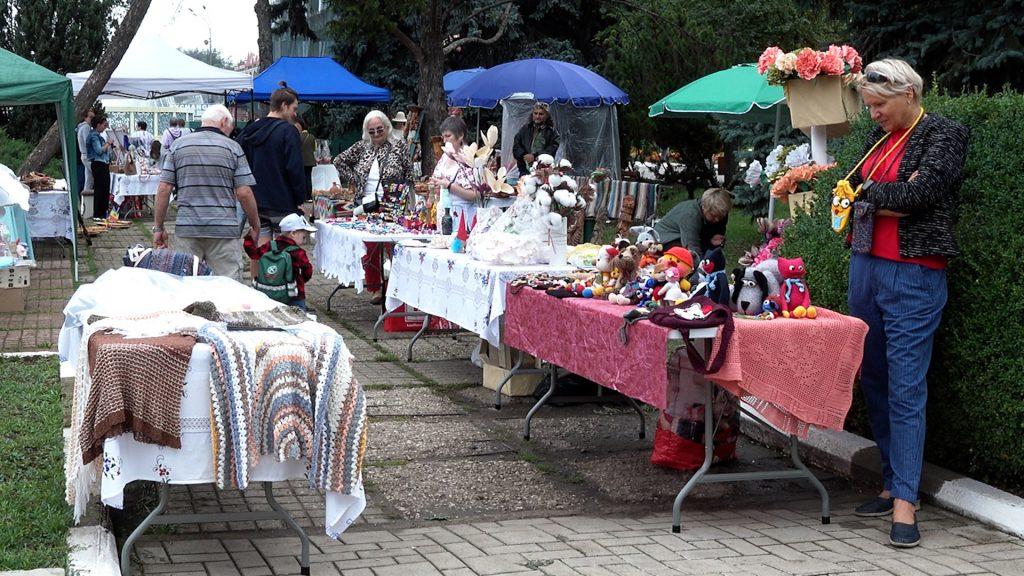 /VIDEO/ Lucrări de la 10 până la 500 de lei și mai mult. Toate s-au găsit la târgul meșterilor populari de la Bălți