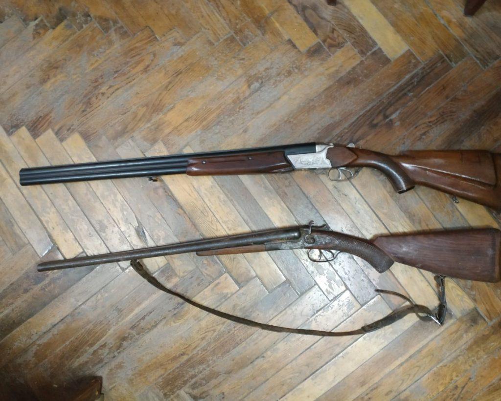 Țigări și arme deținute ilegal, depistate de polițiștii din Edineț în timpul perchezițiilor la un bărbat bănuit de trafic de ființe umane