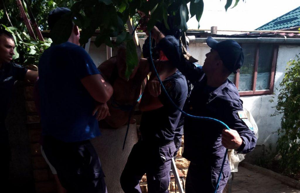 Un bărbat din Bălți a fost salvat de pompieri, după ce a căzut într-o fântână de 10 metri