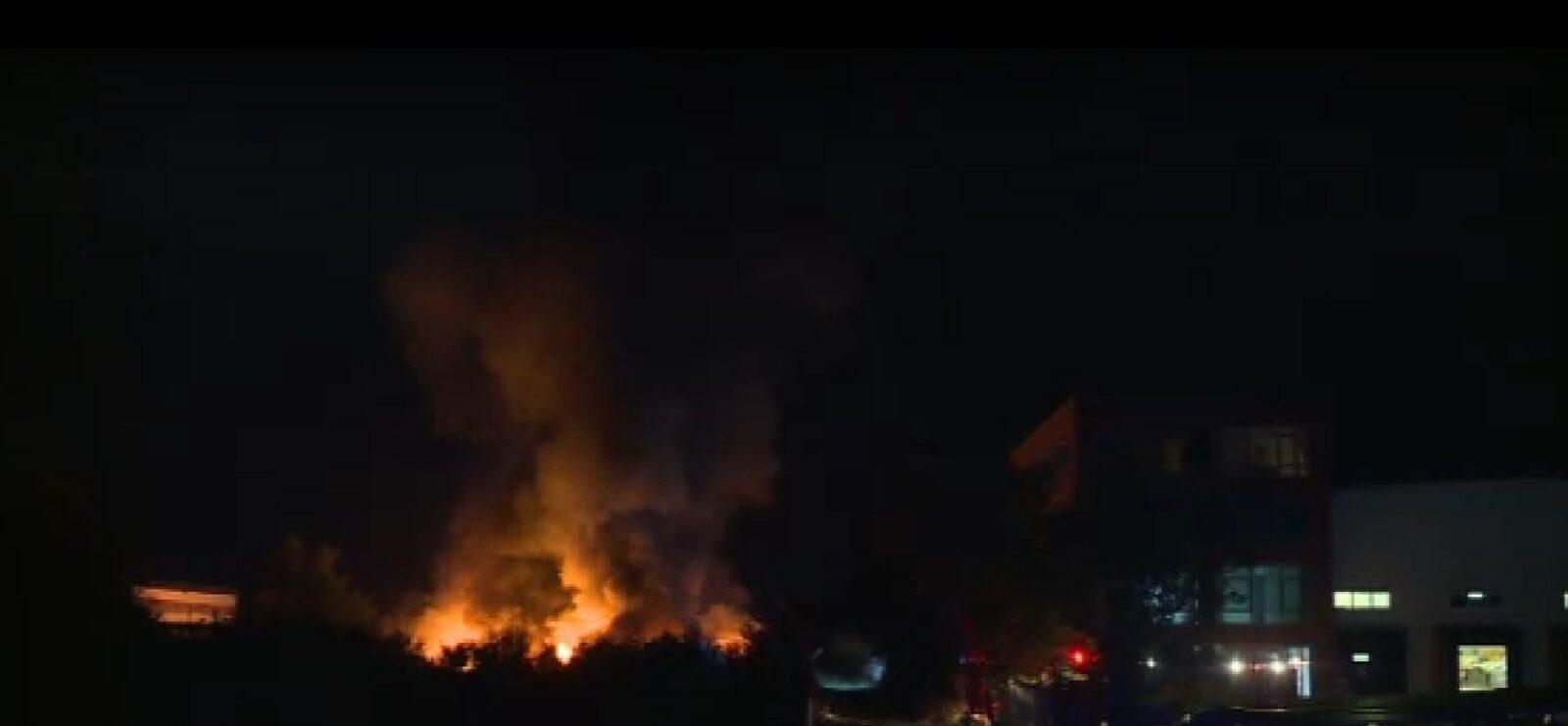 Flăcări și fum toxic lângă București. Un depozit cu mase plastice a luat foc