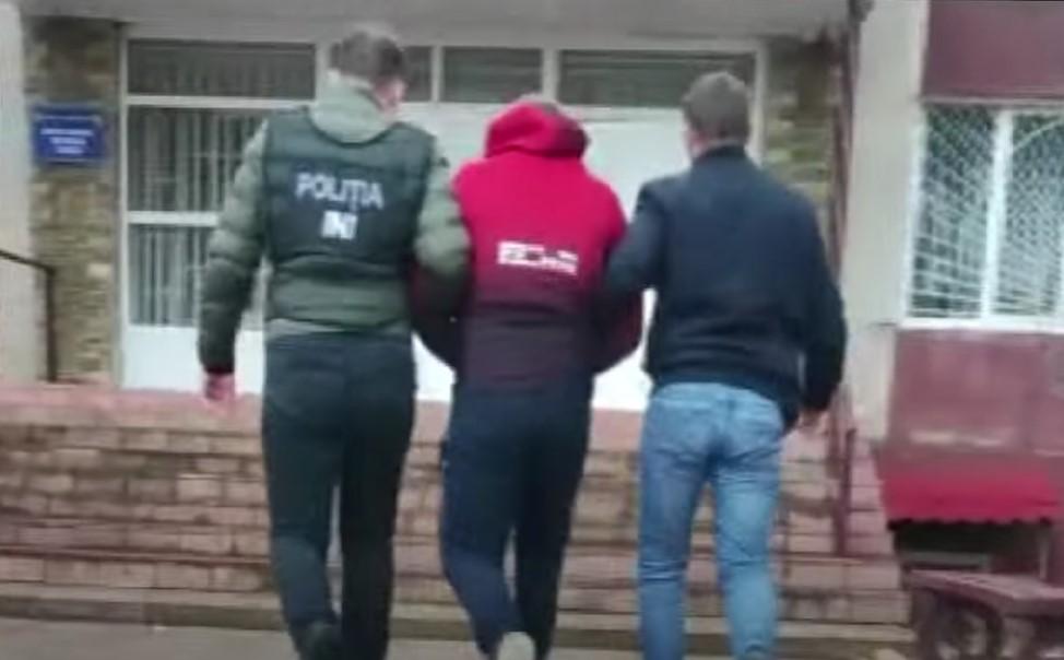 /VIDEO/ Un tânăr din Ocnița a fost reținut, chiar în timp ce vindea droguri