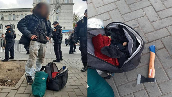 /FOTO/ A venit la protest cu toporul. Manifestanții au adus mai multe obiecte interzise