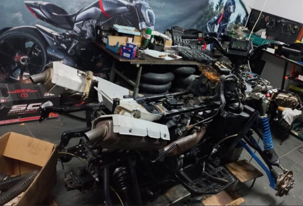 /VIDEO/ Contrabandă cu vehicule și piese auto în valoare de 11 milioane de lei, depistată de oamenii legii