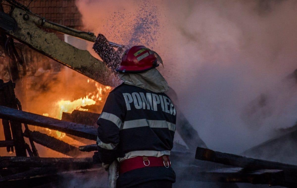 Incendiu la Drochia. Două persoane și-au pierdut viața