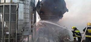 Incendiu la Portul Internațional Giurgiulești. Un rezervor de păstrare a granulelor de șrot s-a răsturnat