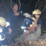 /FOTO/ Un bărbat din raionul Rezina, salvat de pompieri, după ce a căzut într-o râpă cu o adâncime de 30 de metri