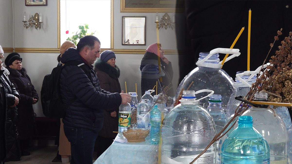 /ВИДЕО/ Православные верующие набирают святую воду. Чем отличается вода,  освященная в Крещенский сочельник и на Крещение - TV-Nord | Știri  Televiziunea nordului