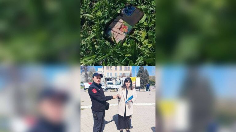 Карабинер возвращает утерянный телефон матери ребёнка во время патрулирования в Бельцах