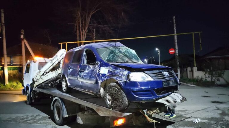 Mașini avariate în accident la Fălești, Mini Cooper și Dacia Logan, noaptea pe str. Kogălniceanu