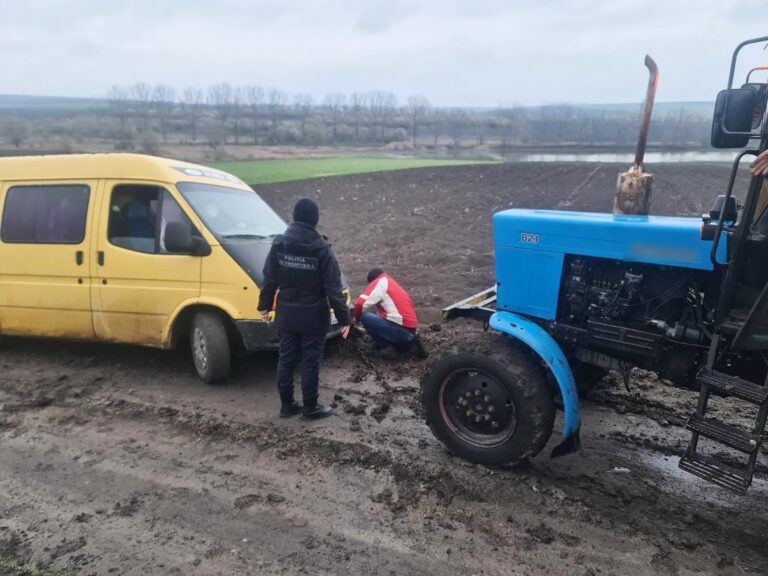 Polițiști de frontieră ajută un șofer cu mașina împotmolită în zona Larga, Republica Moldova