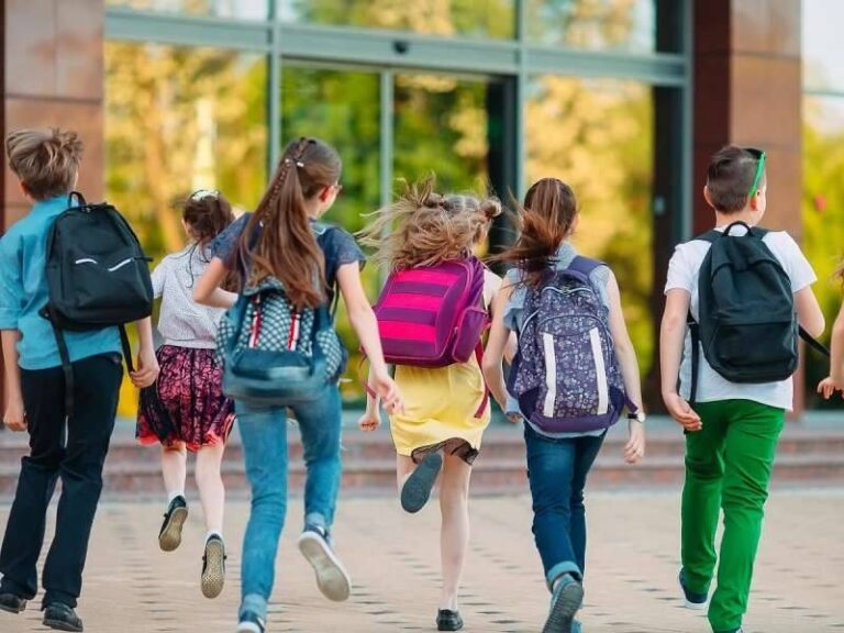 copil supravegheat în apropierea unei lumânări aprinse, în timpul Paștelui