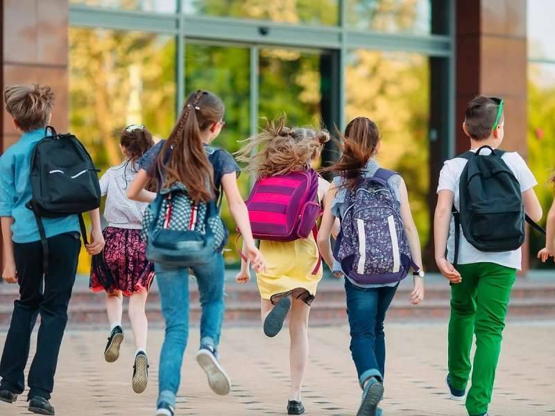 copil supravegheat în apropierea unei lumânări aprinse, în timpul Paștelui