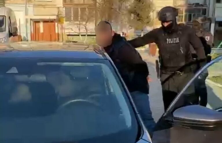 Polițiști și mascați rețin un bărbat suspect de trafic de droguri în Cimișlia