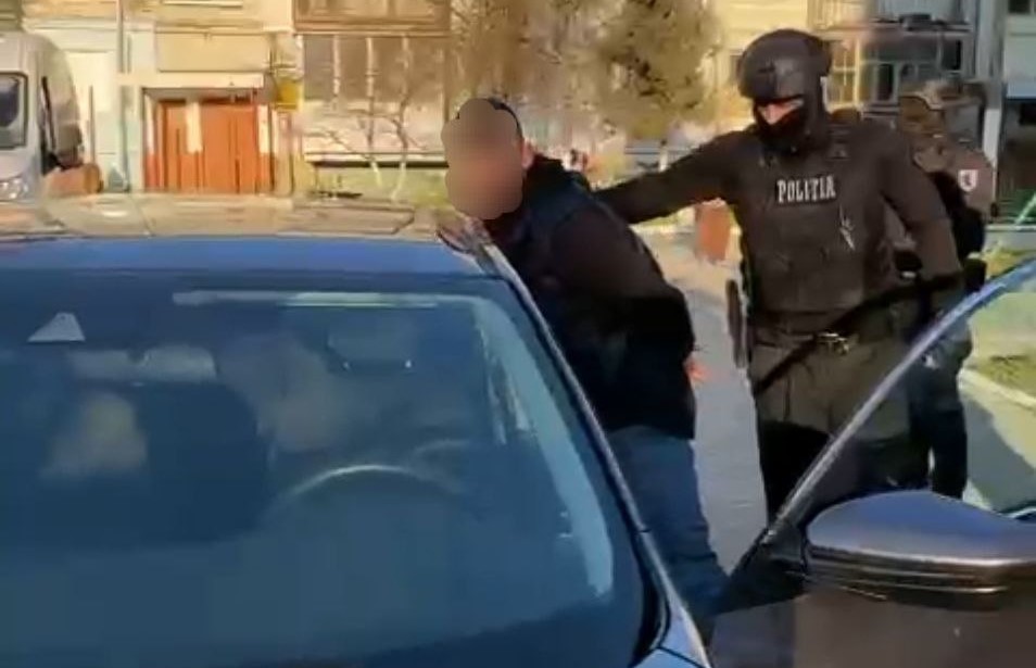 Polițiști și mascați rețin un bărbat suspect de trafic de droguri în Cimișlia