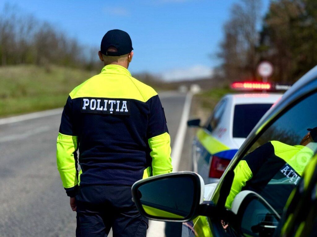 Инспектор патрульной службы регулирует движение на выезде из города в Пасху