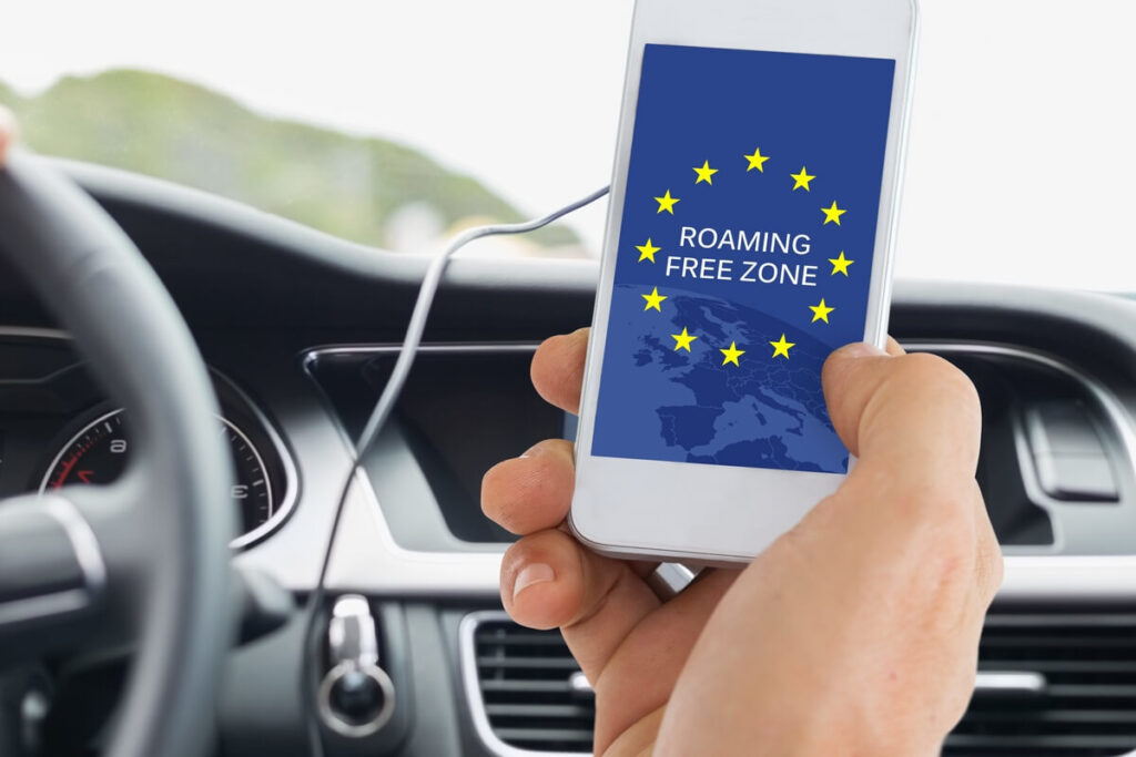 Telefon mobil afișând semnal de roaming în rețea europeană, simbolizând reducerea tarifelor pentru utilizatorii moldoveni
