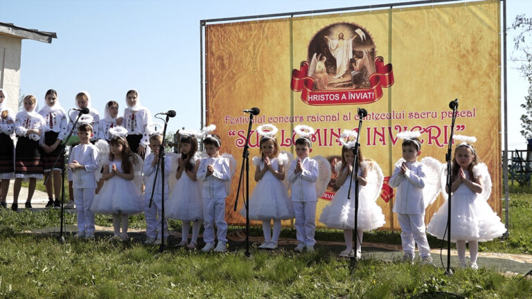 Localnici în costume populare și mese pline cu bucate tradiționale în cadrul Festivalului Pascal „Sub Lumina Învierii” din Dușmani, Glodeni